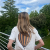 Mujer de espaldas con camiseta con diseño globo
