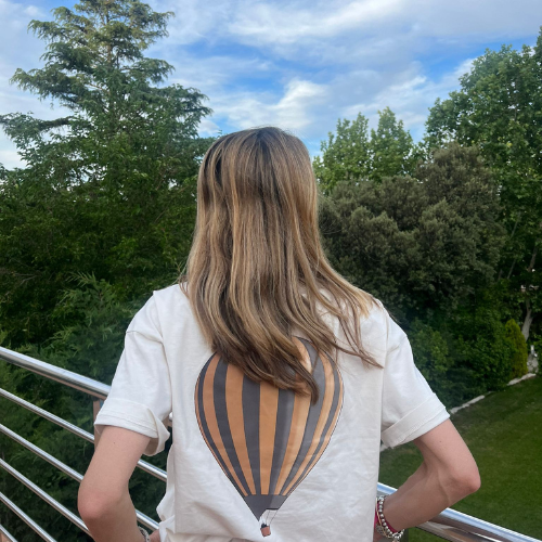 Mujer de espaldas con camiseta con diseño globo