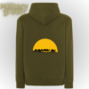 Parte de atrás de sudadera con capucha de color verde militar y dibujo de camellos con sol de fondo