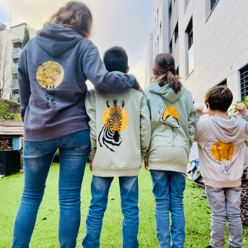 Familia con sudaderas. Cada sudadera lleva una animal