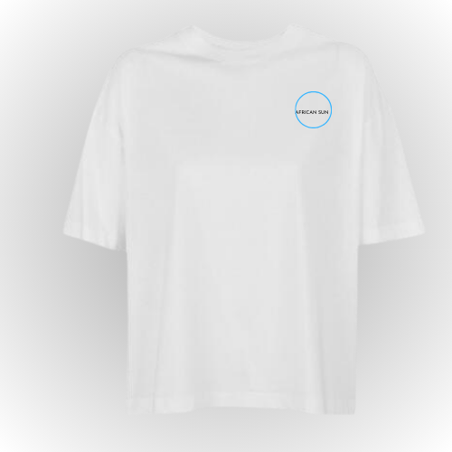 camiseta blanca con logo en el pecho. El logo es un circulo azul claro y dentro lleva las palabras African sun