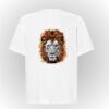 Camiseta blanca algodón orgánico con león ilustrado.